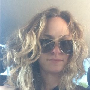 Meet your Posher, Caitlin